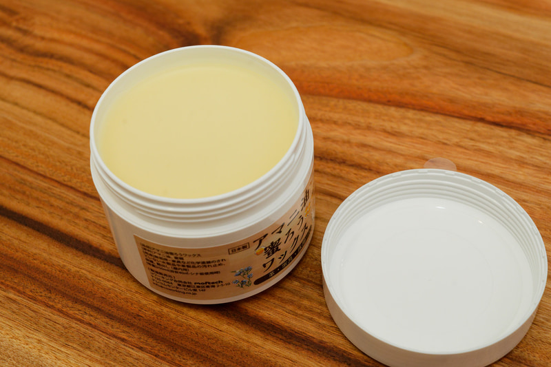 最後に蜜蝋ワックスを塗りつける