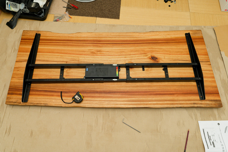 まっすぐな長方形の板ではないので、左右端のオフセット位置だけ合わせて、あとはなんとなく