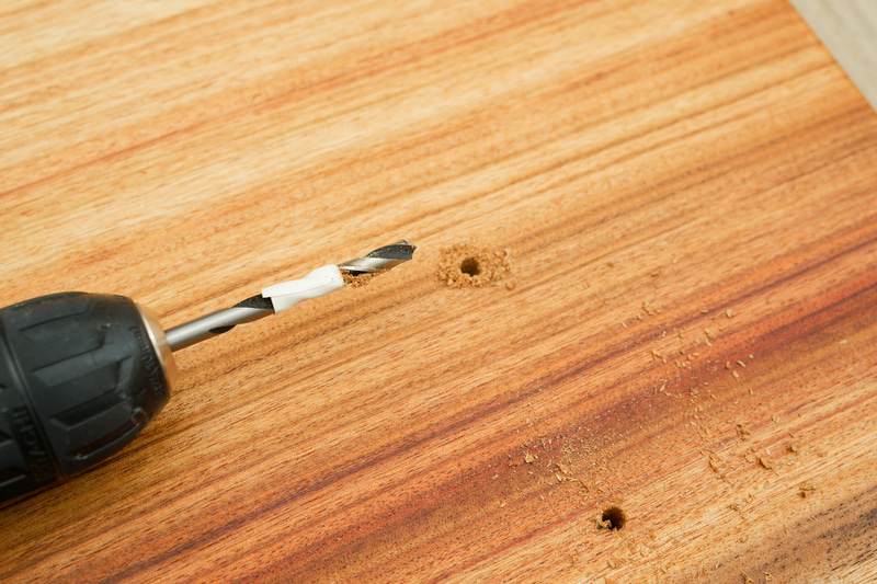 祈りながら下穴を開けていく。もう後戻りはできない