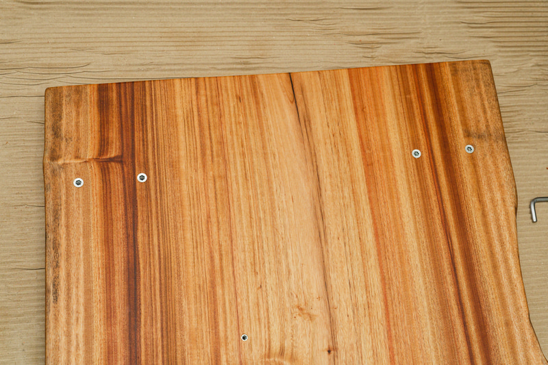 一部をツバ付きの鬼目ナットにしてしまったが、本当はツバなしの方が良さそう