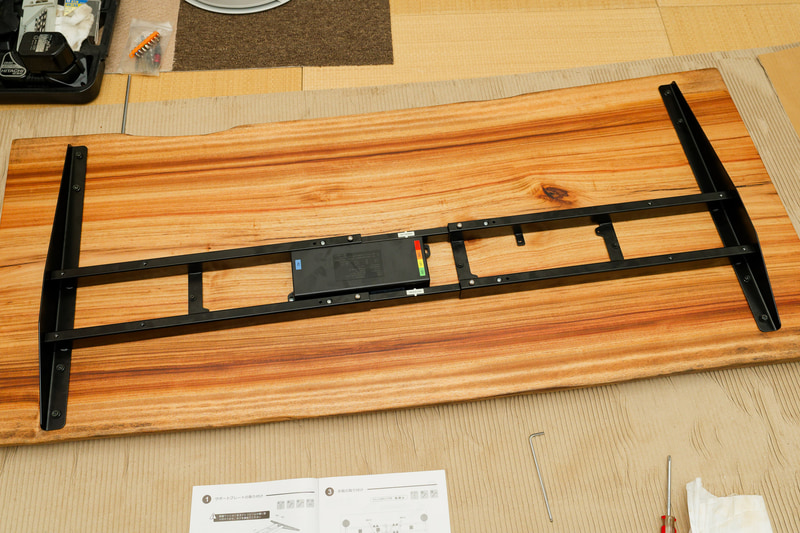 フレームをねじ留め。1カ所だけねじ穴が1mmほどズレたものの、ギリギリなんとななった