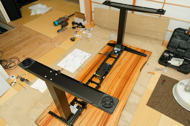 脚を取り付けていく