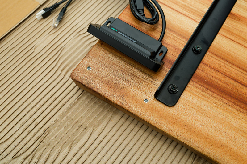 脚を取り付けていく