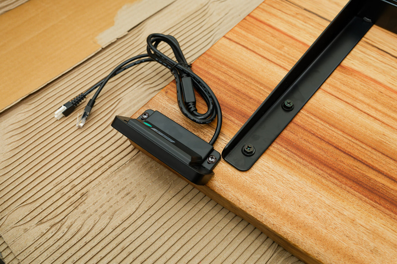 コントローラも下穴+鬼目ナットで固定