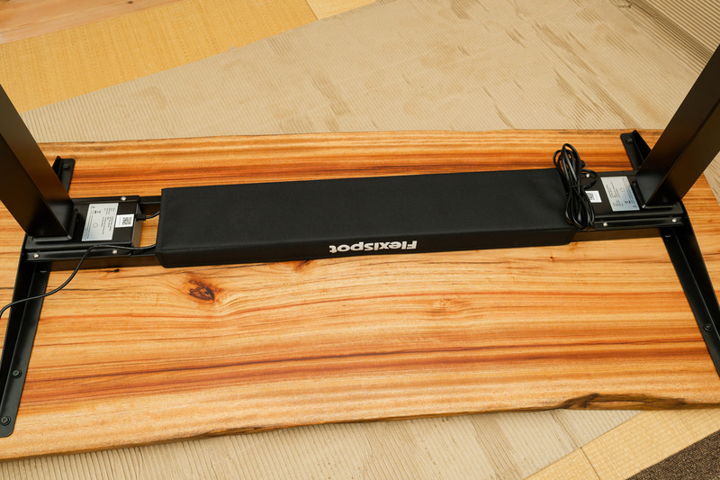 カバーを装着。デスクのどこに何を取り付けるのかまだはっきりしないので、付属のケーブルトレーはまだ装着しない