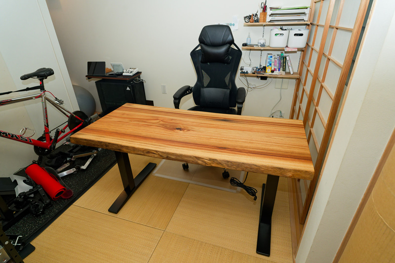 できあがった電動昇降デスクをとりあえず仕事部屋に置いてみた
