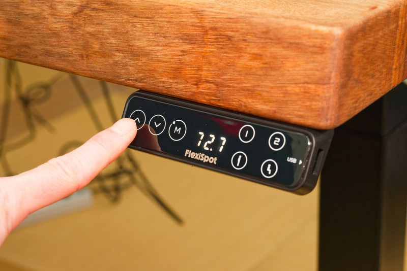 もちろん電動で昇降させられるので、高さ調整は簡単