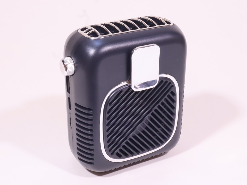 今回購入した腰掛け扇風機。前面の吸気口から外気を取り入れ、天面部の排気口から冷風を送り出す仕組みだが、冷媒は特にない。前面に備える銀のクリップはプラスチック製だが、吸気口を塞がないように服の裾などを止める用途に使う