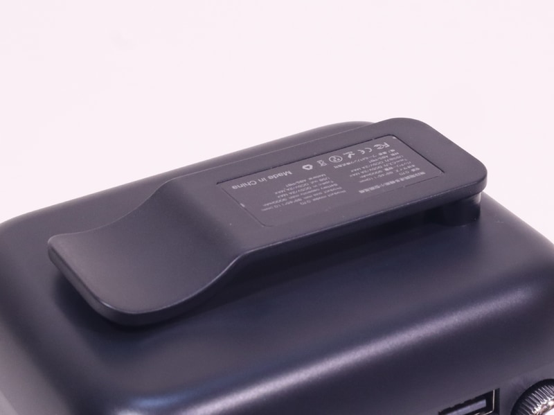 背面に備える腰掛け用のクリップはプラスチック製ながら、大型で作りはかなりしっかりしている