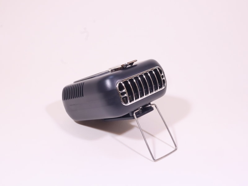 付属の金具を使用することで机上などに置いて使うことも可能だが……