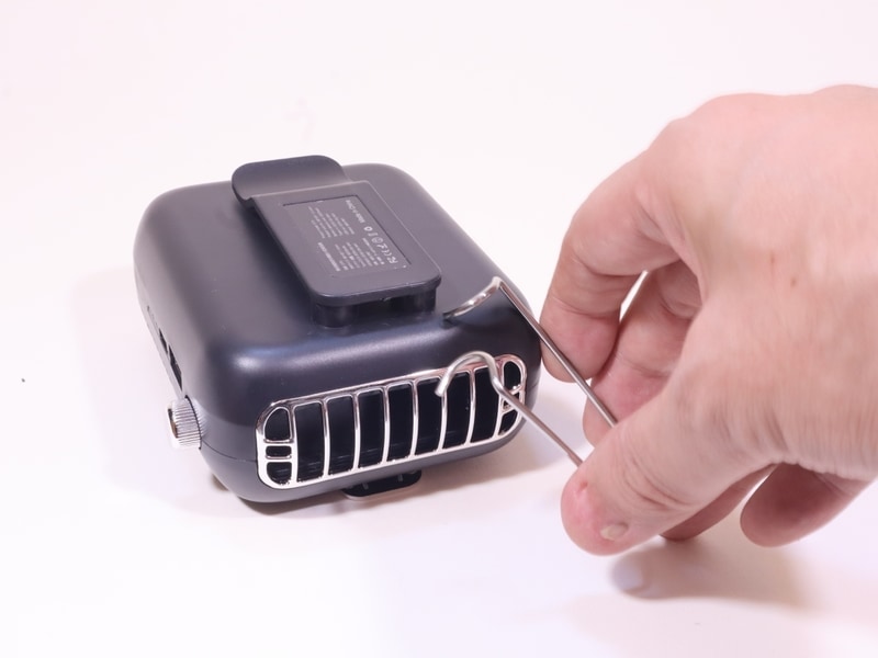 金具をクリップ部に固定するのみで、取り付け後に折り畳むギミックなどがないのはとても残念なポイントだ