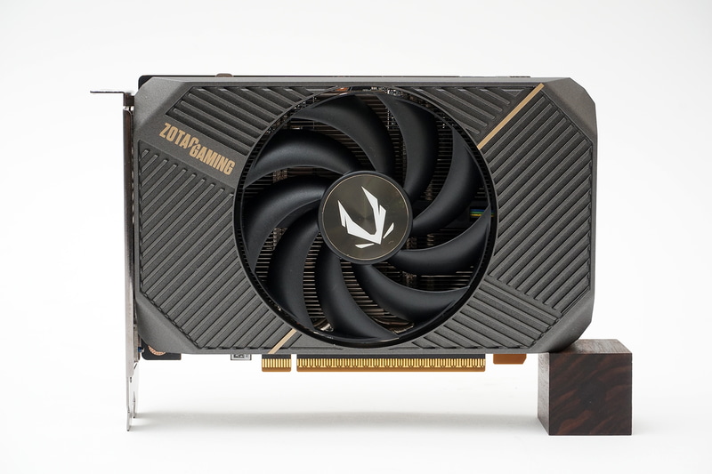 シングルファンでカード長164.5mmとコンパクトなのが特徴だ