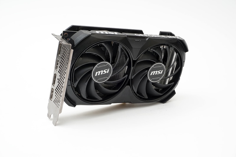 MSI GeForce RTX 4060 GAMING X 8G。OCモデルでブーストクロックは2,595MHzでMSI Centerで2,610MHzまでアップできる
