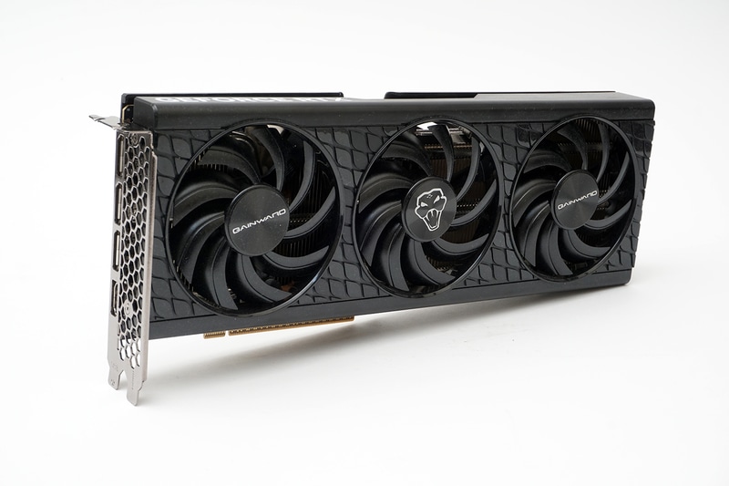 Gainward GeForce RTX 5060 Ti Python III。ブーストクロックは2,572MHzと定格仕様だ。実売価格は8万5,000円前後