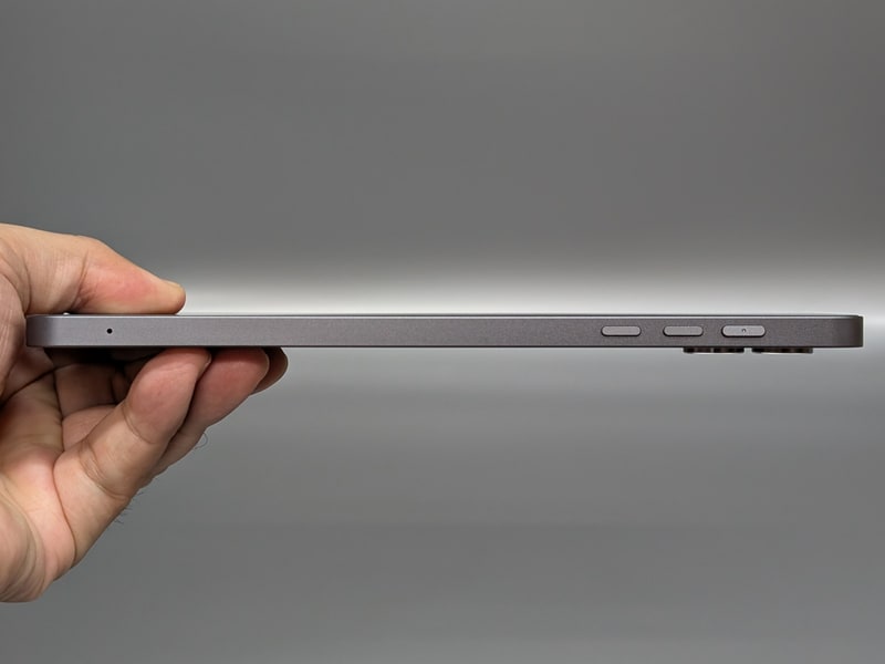 上面。音量ボタンと電源ボタン(上/下)が並ぶ。形状が同じでやや紛らわしい