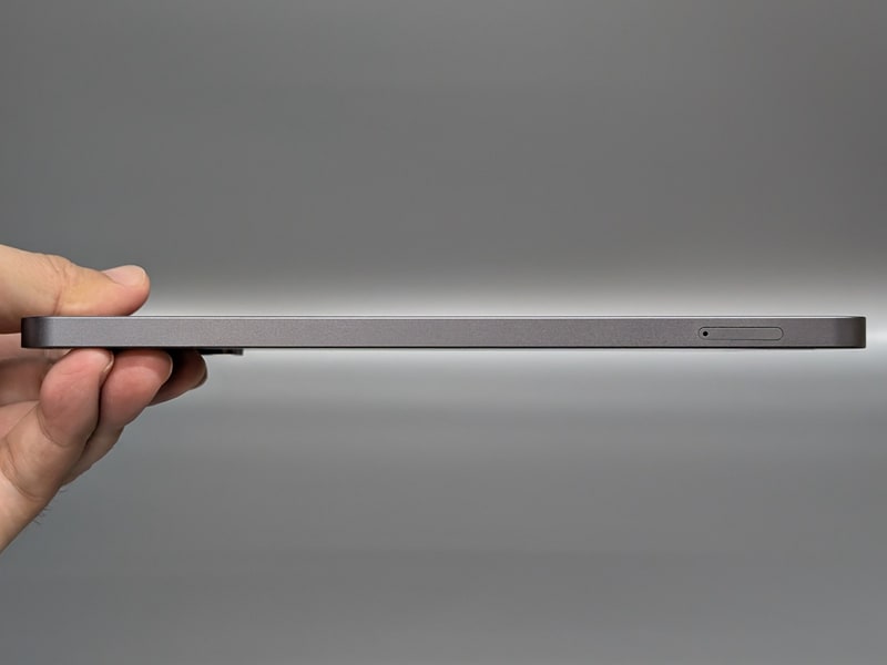 底面。SIMカードスロットが配置されている。LTE対応は大きな特徴だ