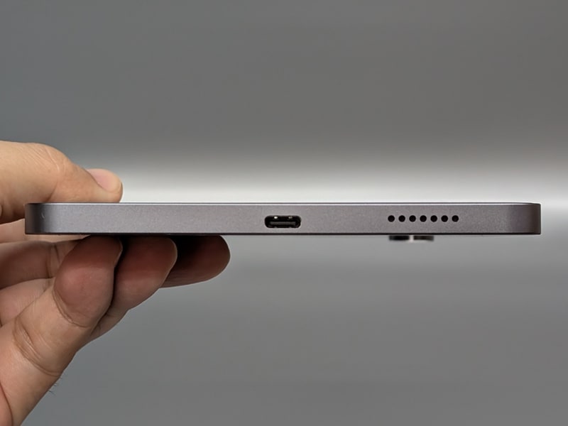 左側面。USB Type-Cポートとスピーカーが配置されている