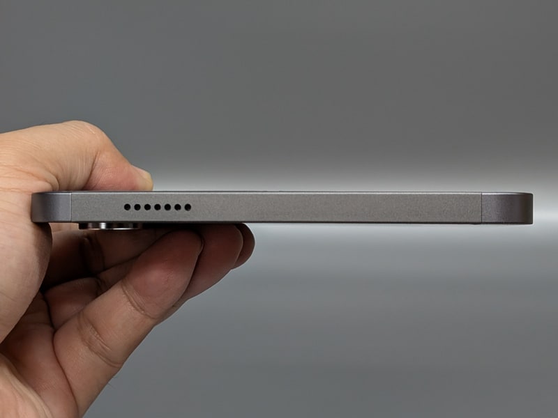 右側面。スピーカーが両側に配置されているのはこのクラスの製品では珍しい