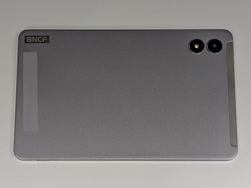 背面。BNCFというブランドロゴが目立つ。シールは斜めに貼られているなどやや雑