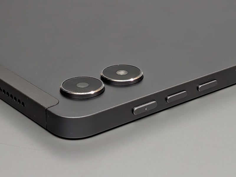 32MPカメラを搭載する。2眼に見えるが実際には1眼+フラッシュだ