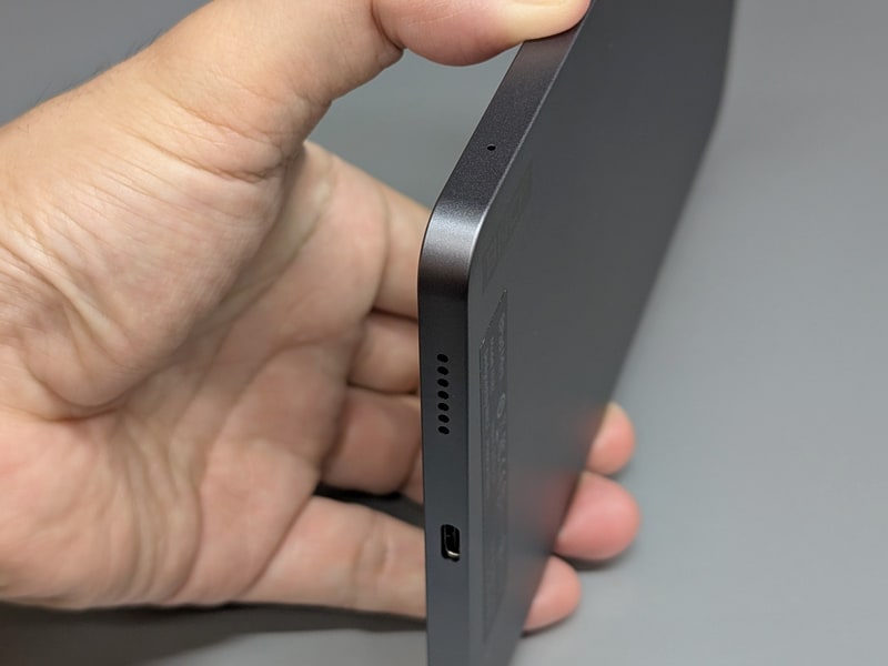 筐体はエッジがかなり切り立っており持ち方によっては痛く感じる