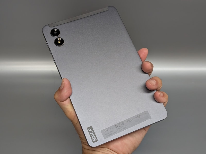 同じ8型クラスでもアスペクト比4:3のタブレットと比べてスリムなため片手で握りやすい