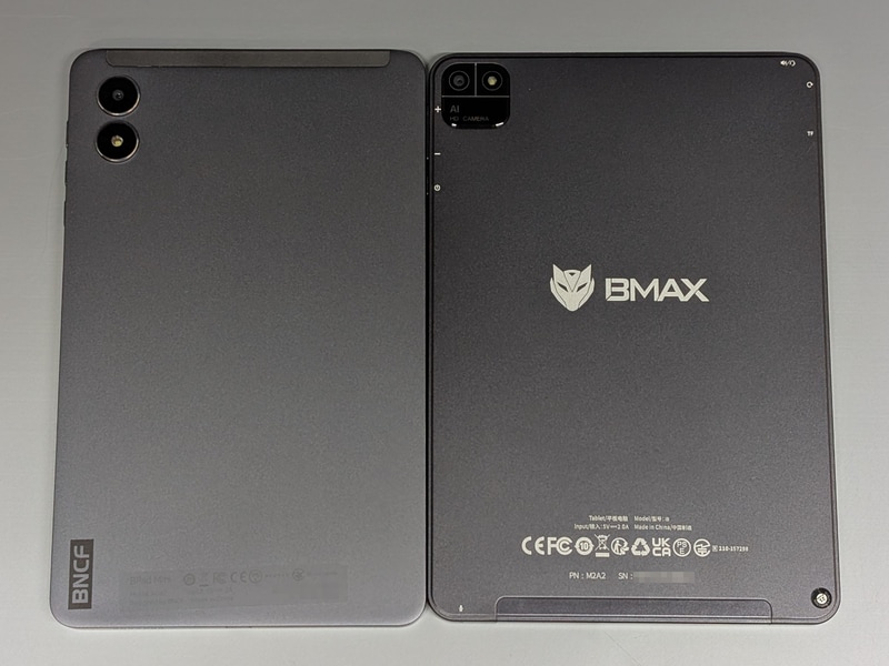 同じく背面の比較。シルク印字が多く騒々しい「MaxPad I8」よりすっきりしている