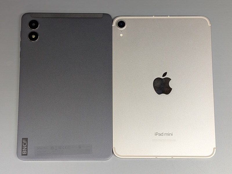 同じく背面の比較。どちらもすっきりとしたデザイン