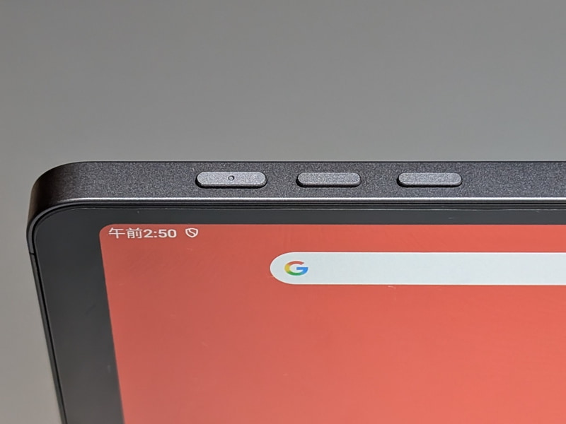 左から電源ボタン、音量ボタン(大)、音量ボタン(小)。離して配置すべき電源ボタンが音量ボタンに近い位置にあり、かつ形状とサイズもほぼ同じなので紛らわしい