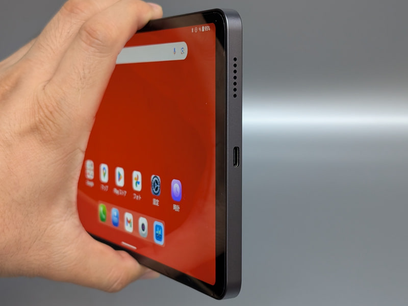 本体を横向きにした時にスピーカーが左右に配置される設計。しかし肝心のスピーカー性能はいまいちだ