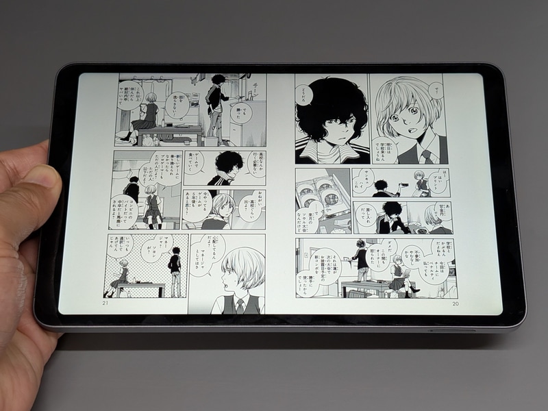 本体を横向きにして見開きにした状態。こちらは天地が窮屈な印象は否めない