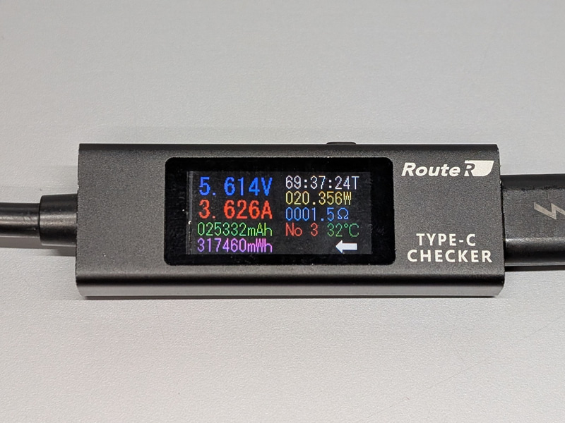 急速充電は最大18W対応とされている。チェッカーで見る限りピーク時は16～20Wで充電できる