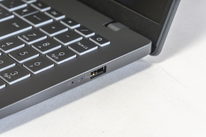 右側面にはUSB 3.2 Gen 1