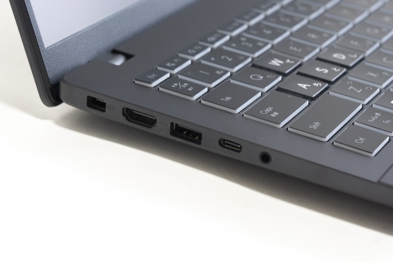 左側面には電源ポート、USB 3.2 Gen 2 Type-C、USB 3.2 Gen1、HDMI 2.1、ヘッドフォン・マイクジャックを備える