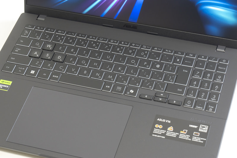 キーボードはテンキーあり、日本語配列