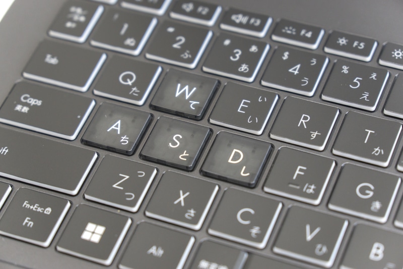 WASDキーと方向キーはちょっとオシャレなスケルトン仕様