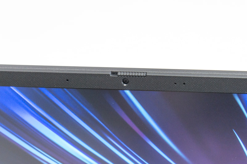 画面上部のカメラにはプライバシーに配慮した物理シャッターを用意している