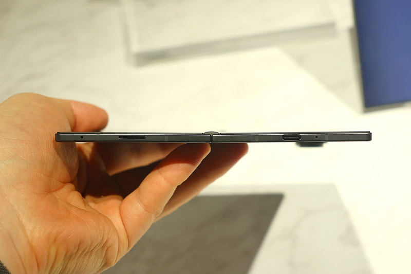 新設計のヒンジで従来から3.2mm薄型化した