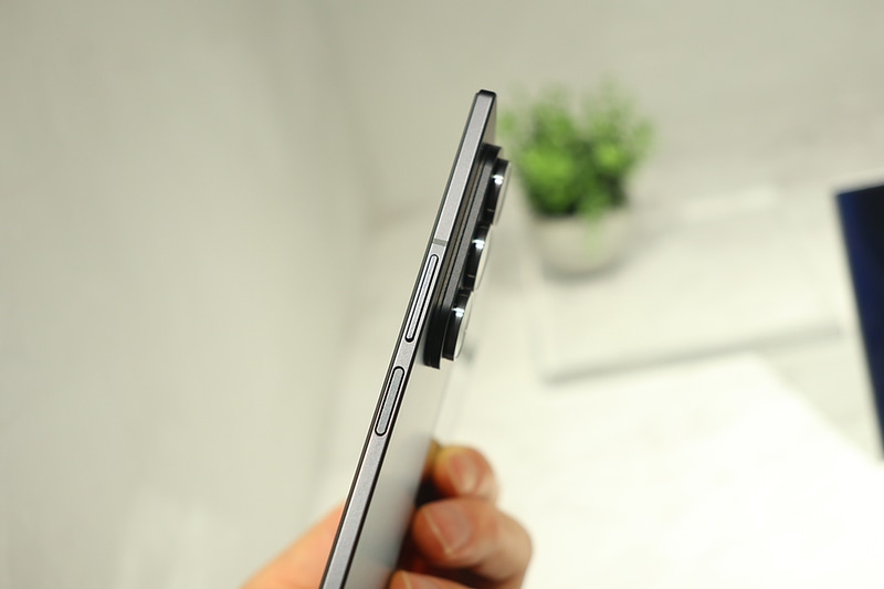 筐体の薄型化を追求したため、カメラ部の突起は若干大きめ