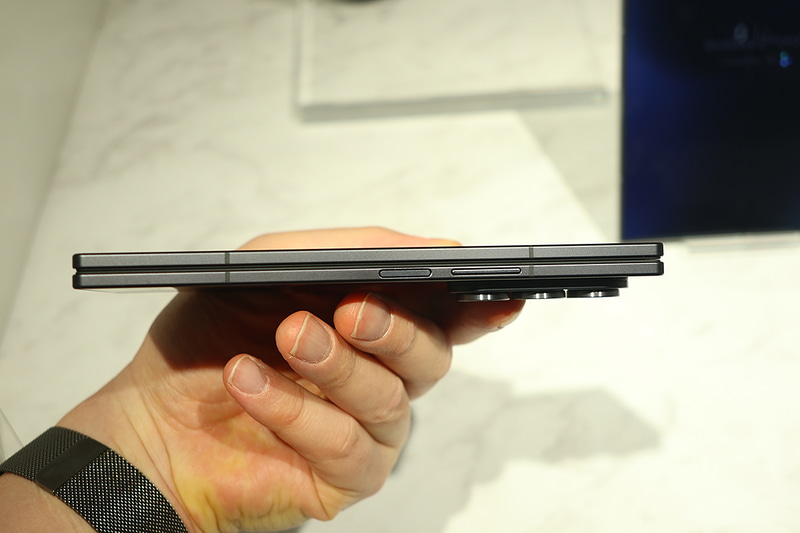 新設計のヒンジで従来から3.2mm薄型化した