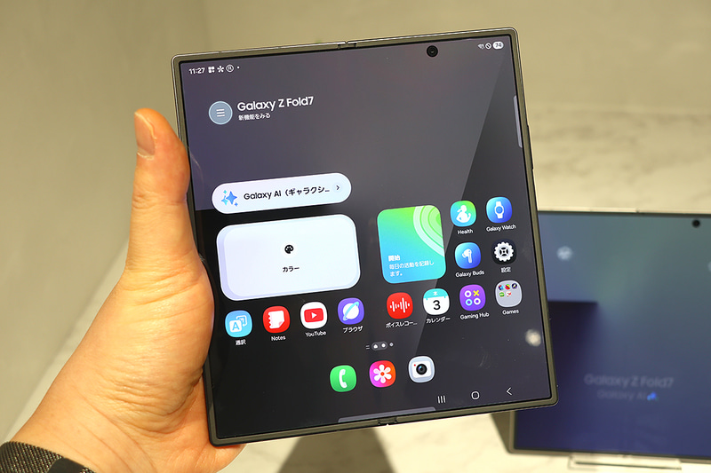 開いた際にはタブレットのように使える
