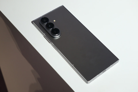 折りたたみだとは思えないほど薄くなった「Galaxy Z Fold7」 - PC Watch