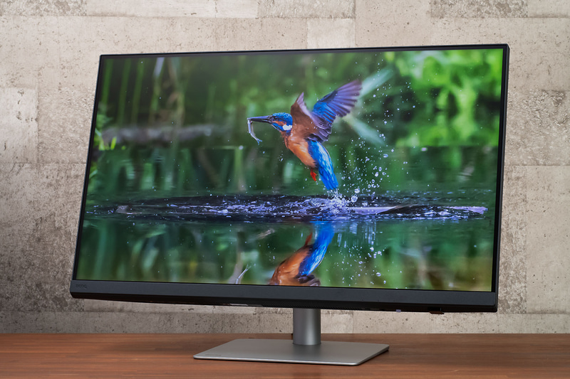 BenQ PD3226G。映像、写真、イラスト、3Dグラフィックスやゲームといった各種のクリエイティブワークに対応するハイグレードのクリエイター向けモニター。制作者も納得の画質で144㎐のヌルヌルゲーミングができるというのはぜいたくの極み