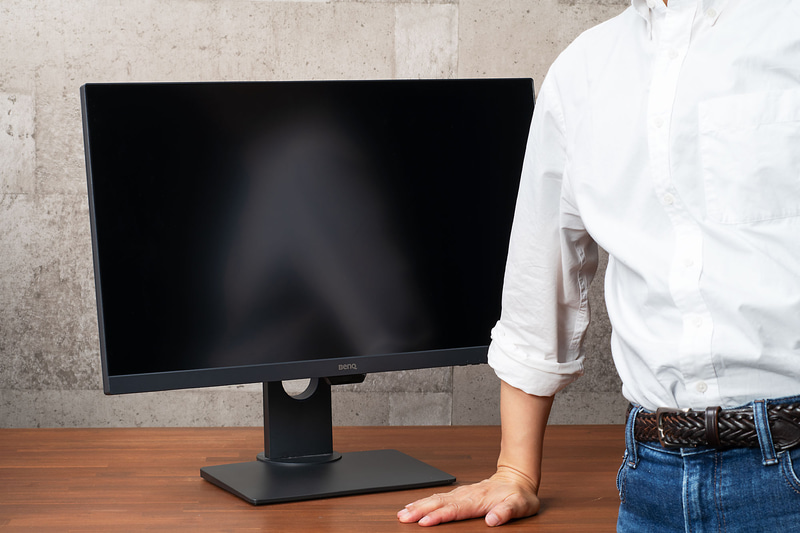 上が通常の非光沢処理のPD2700U、下がナノマットコートパネルのPD3226G。PD3226Gの映り込みの少なさには筆者もカメラマンも驚いた