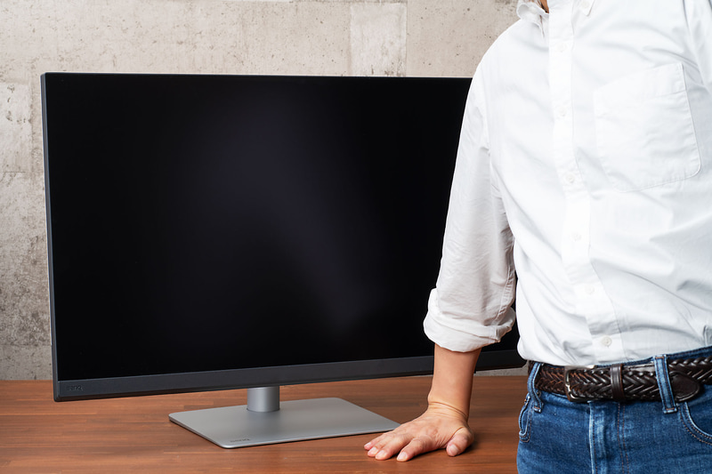 上が通常の非光沢処理のPD2700U、下がナノマットコートパネルのPD3226G。PD3226Gの映り込みの少なさには筆者もカメラマンも驚いた