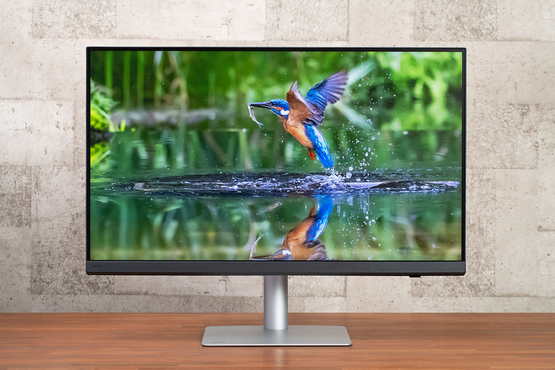 PD2700U上とPD3226G下に同じ画像を表示した。いずれもsRGBモードなので色味は近いが、PD3226Gは水しぶきや鳥の羽根などがより細かく描写されているように感じる