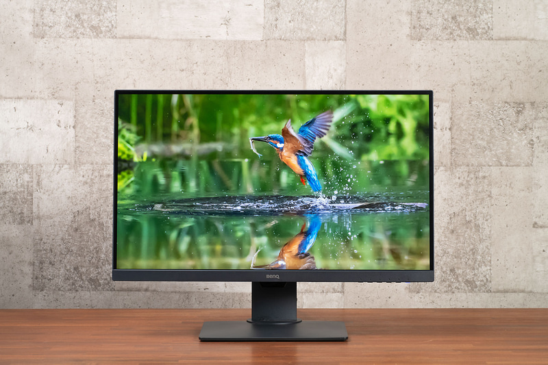 PD2700U上とPD3226G下に同じ画像を表示した。いずれもsRGBモードなので色味は近いが、PD3226Gは水しぶきや鳥の羽根などがより細かく描写されているように感じる