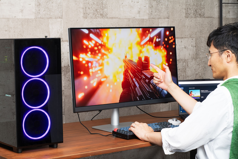 見える、すみずみまで見える……、制作者の意図まで見える！そんな気になって高揚している男の図。新たな発見があるので、Steamのライブラリにあるタイトルをどんどん起動してみたくなる。あの絶景はどう見えるのか、大好きなキャラはどう見えるのか……※試用時は実際のゲームを使ったが、写真のゲーム映像はイメージ