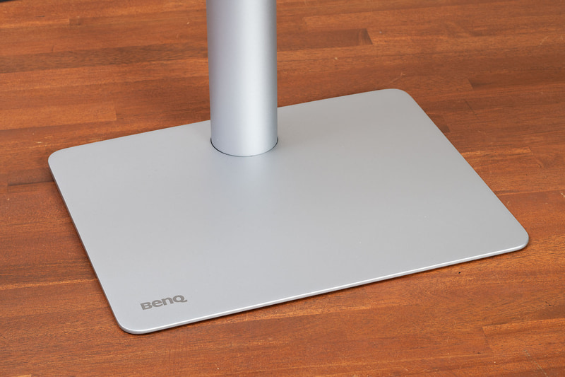 足がフラットで薄い。この良さはハードにPCを使いこなすクリエイターやビジネスパーソンなら分かるはず。なにも置かなくても卓上がスッキリ見えるというメリットも