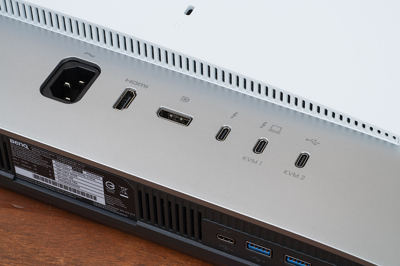 背面インターフェイス。映像入力は、HDMI、DisplayPort、Thunderbolt 4